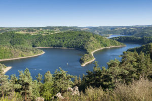 La retenue de la Truyère depuis le hameau de Salès.